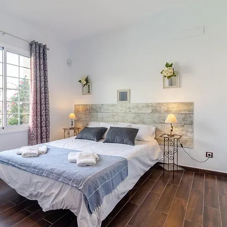 Samperez Piscina Jardin 5 12 Personas Holiday home *